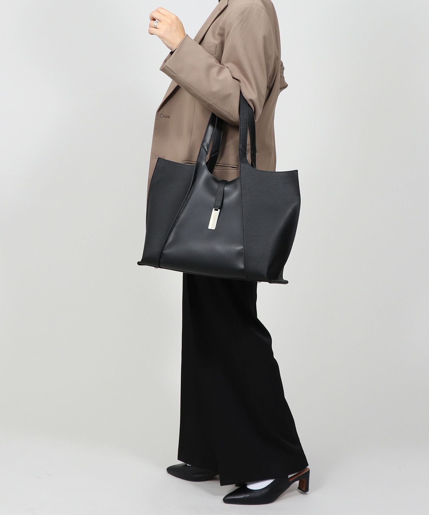 Bermosa]前後あおりポケット A4収納可 底鋲付き自立トートバッグ